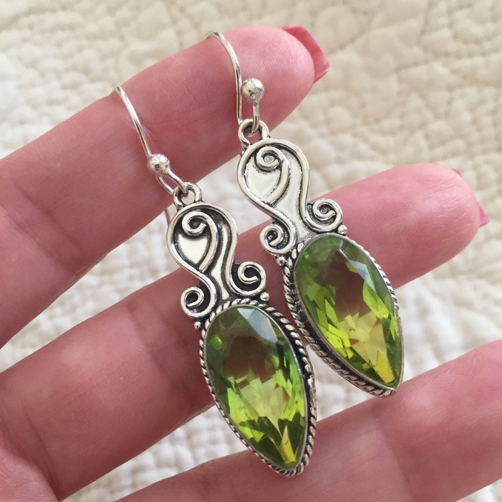 🆕Handmade Green Drop Earrings💚